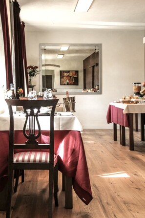 Free daily local cuisine breakfast - Le Stanze della Musica (Borgomale)