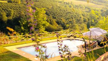 Sesongbasert utendørsbasseng, bassengparasoller og solsenger