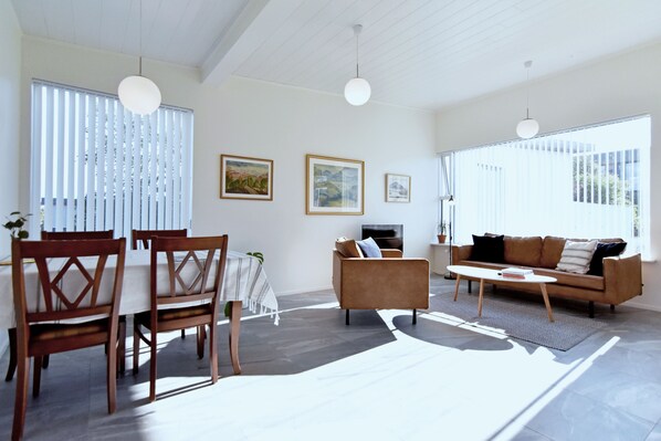 Signature Apartment, 1 Queen Bed | In-room dining