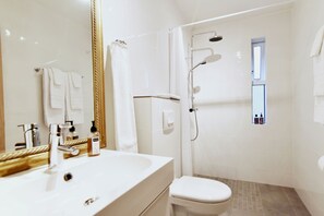 Signature Apartment, 1 Queen Bed | Bathroom - Nes Residence (Seltjarnarnes)