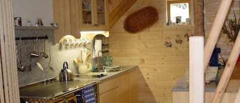 Kjøleskap, oppvaskmaskin, vannkoker og brødrister