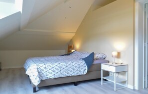 4 bedrooms, travel crib, free WiFi, bed sheets