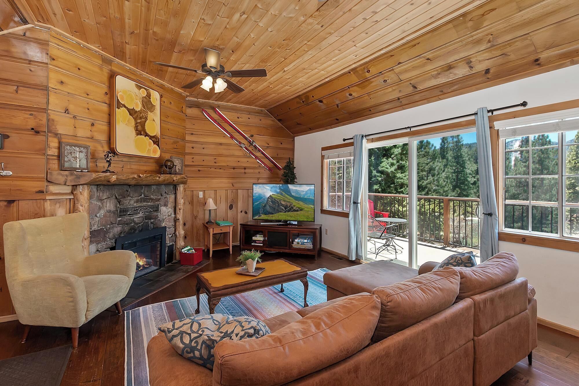 Fernseher, Kamin, Tischfußball