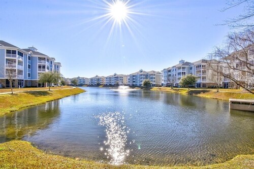  Beautiful, Clean condo, new furniture beds carpet TVs. Lake view, private Wifi 