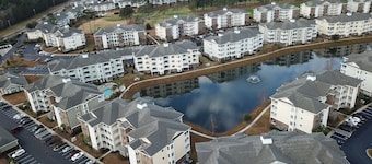  Beautiful, Clean condo, new furniture beds carpet TVs. Lake view, private Wifi 