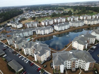  Beautiful, Clean condo, new furniture beds carpet TVs. Lake view, private Wifi 