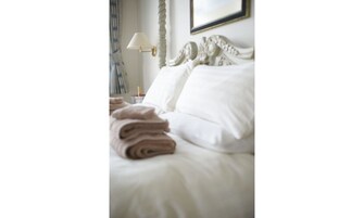 Tabla de planchar con plancha, wifi gratis y ropa de cama 