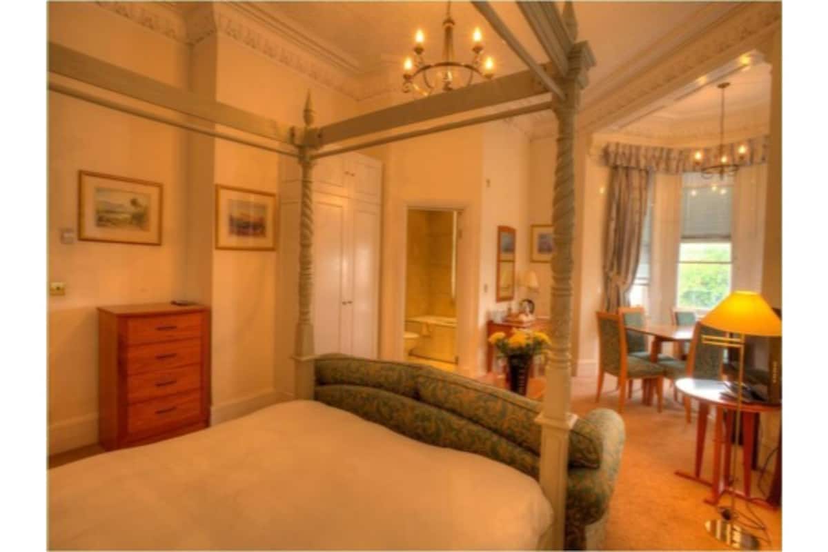 Four Poster Room