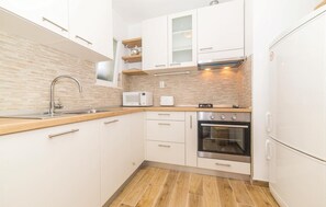 Fridge, stovetop, dishwasher, coffee/tea maker