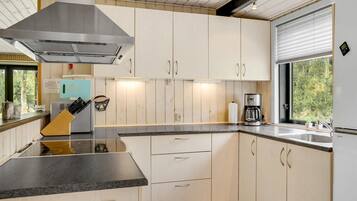 Køleskab, kogeplade, opvaskemaskine, kaffe-/temaskine