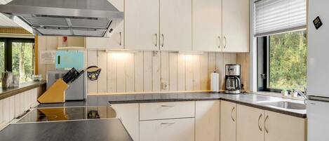 冷蔵庫、コンロ、食器洗い機、コーヒー / ティーメーカー