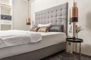 Hypo-allergenic bedding, down duvets, in-room safe, desk