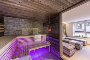 Um spa moderno com bancos de madeira e uma parede de pedra.