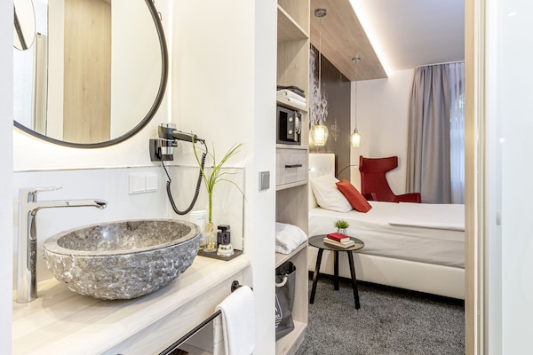 Premium-Einzelzimmer | Badezimmer | Dusche, Haartrockner, Handtücher, Seife