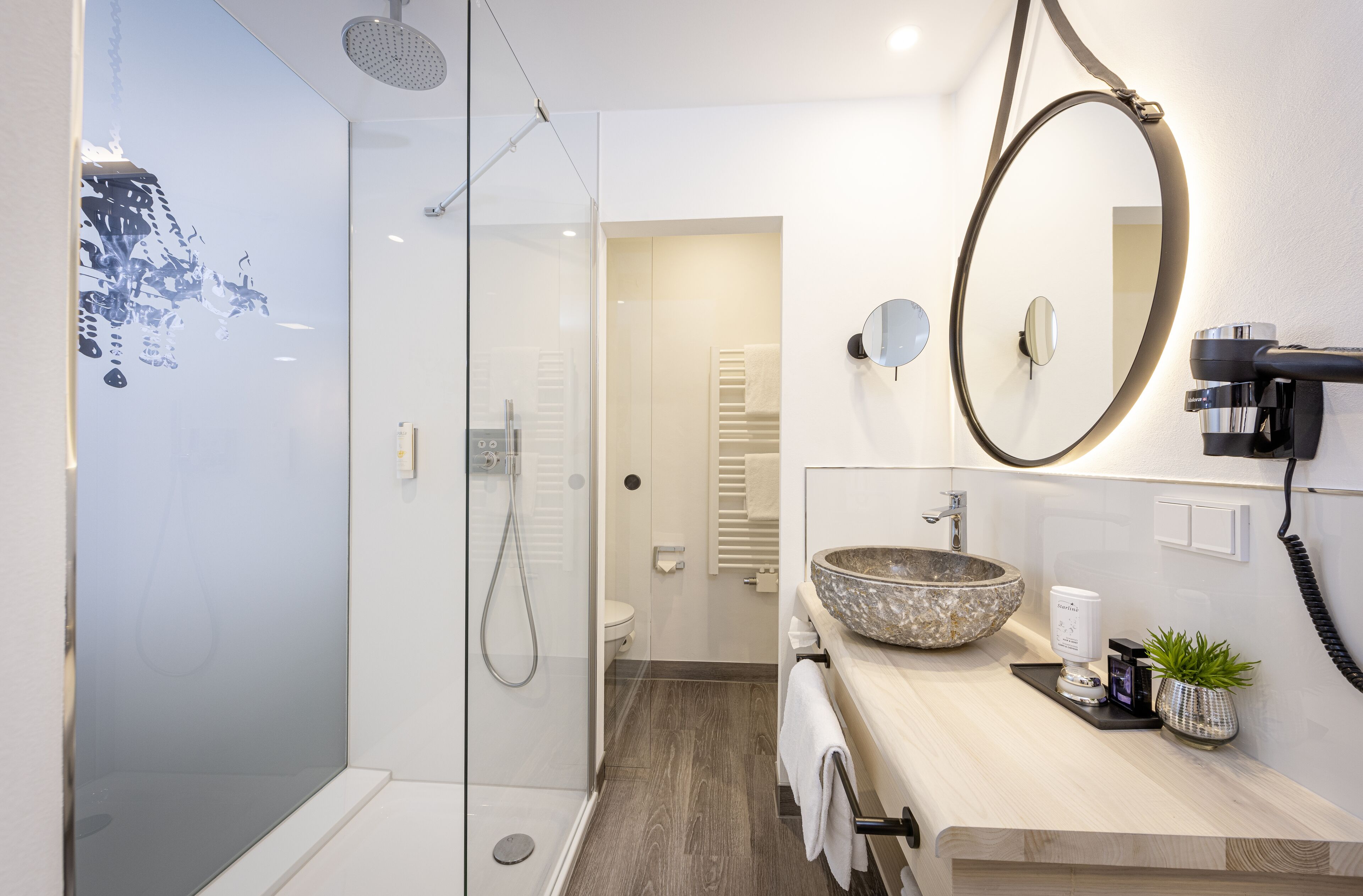 Premium-Doppelzimmer (Plus) | Badezimmer | Dusche, Haartrockner, Handtücher, Seife