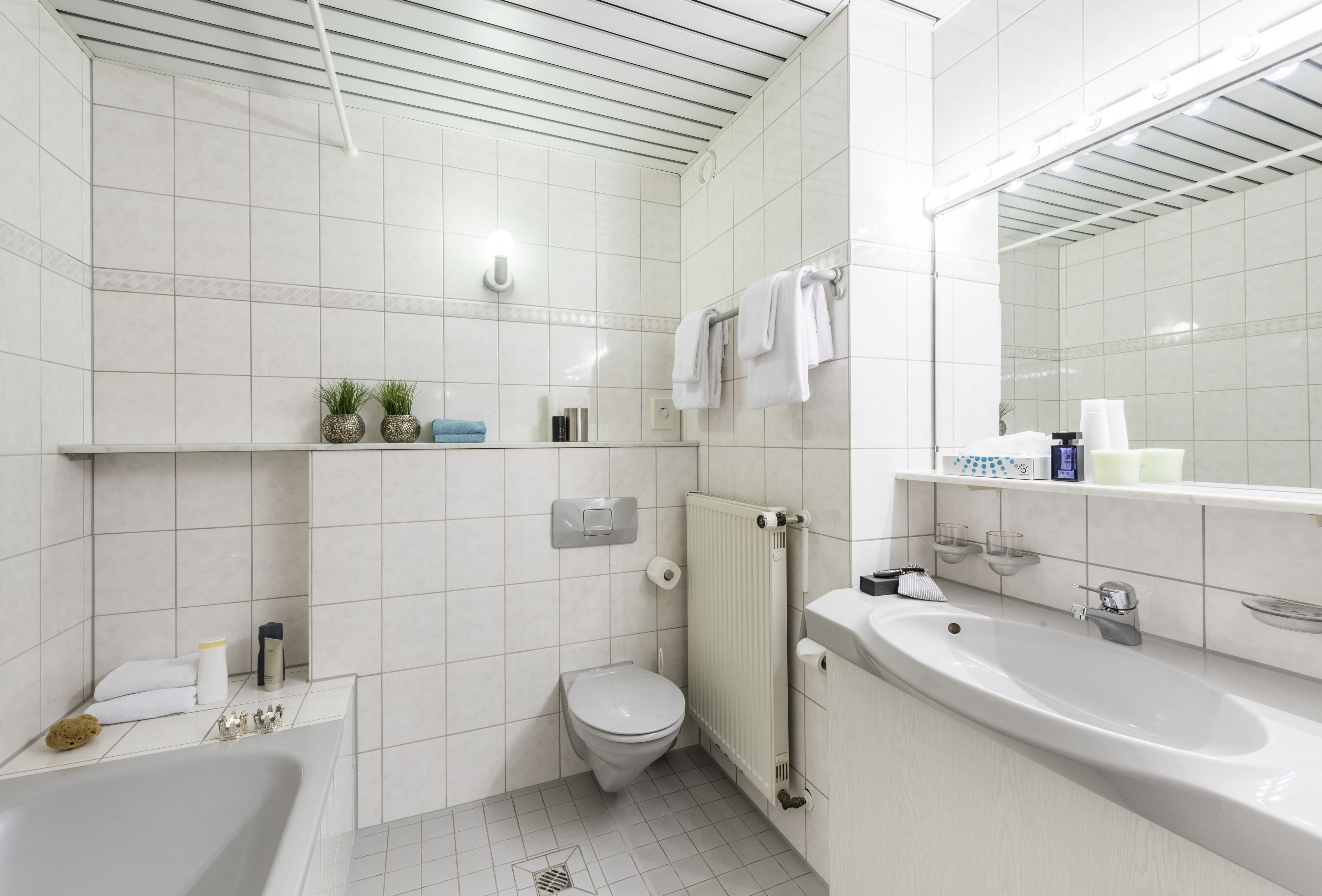 Un baño moderno con bañera, inodoro y lavamanos.