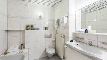 Un baño moderno con bañera, inodoro y lavamanos.