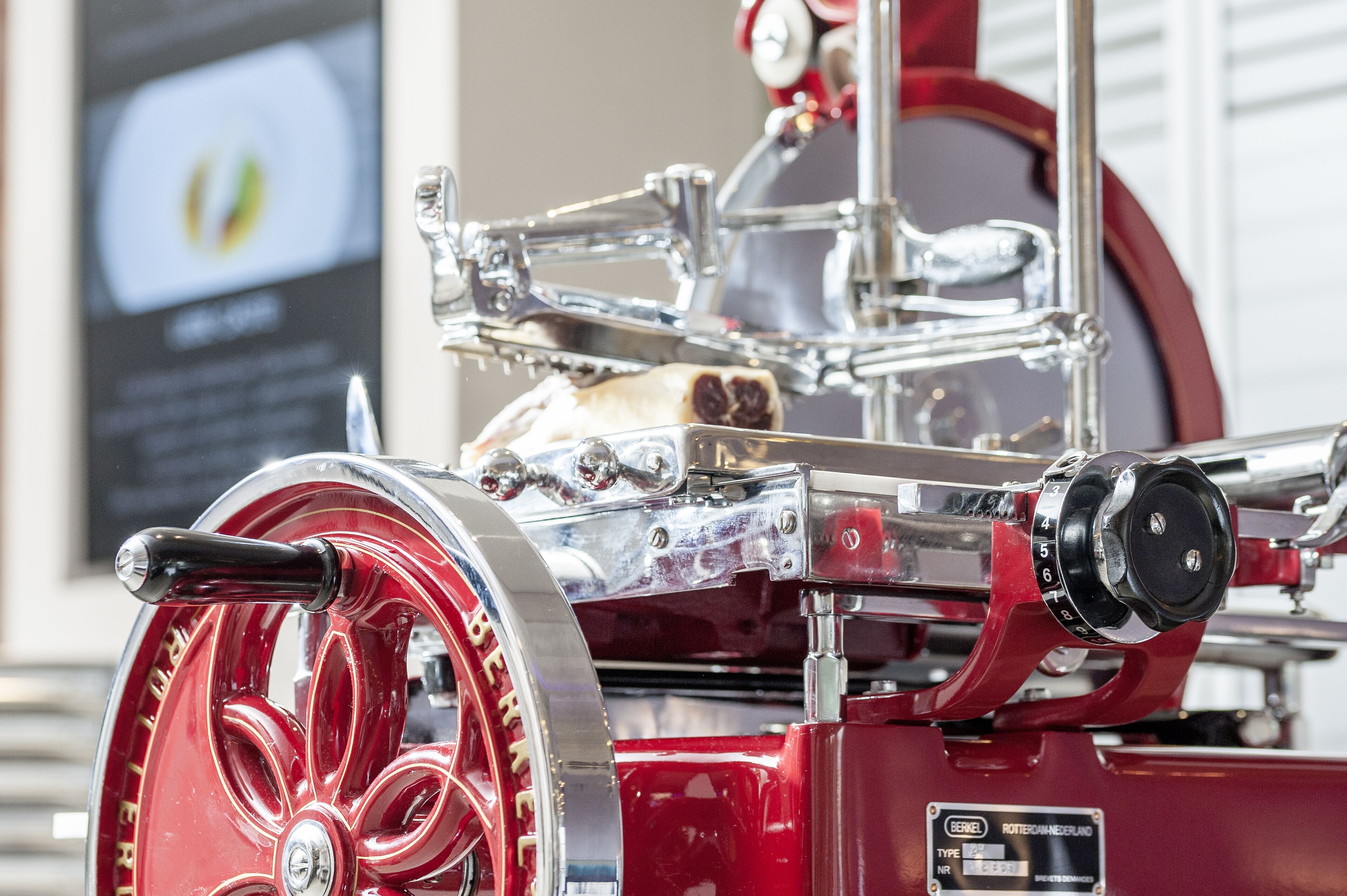 Gros plan sur les éléments mécaniques d’un camion de pompiers, notamment une roue et un levier de commande.