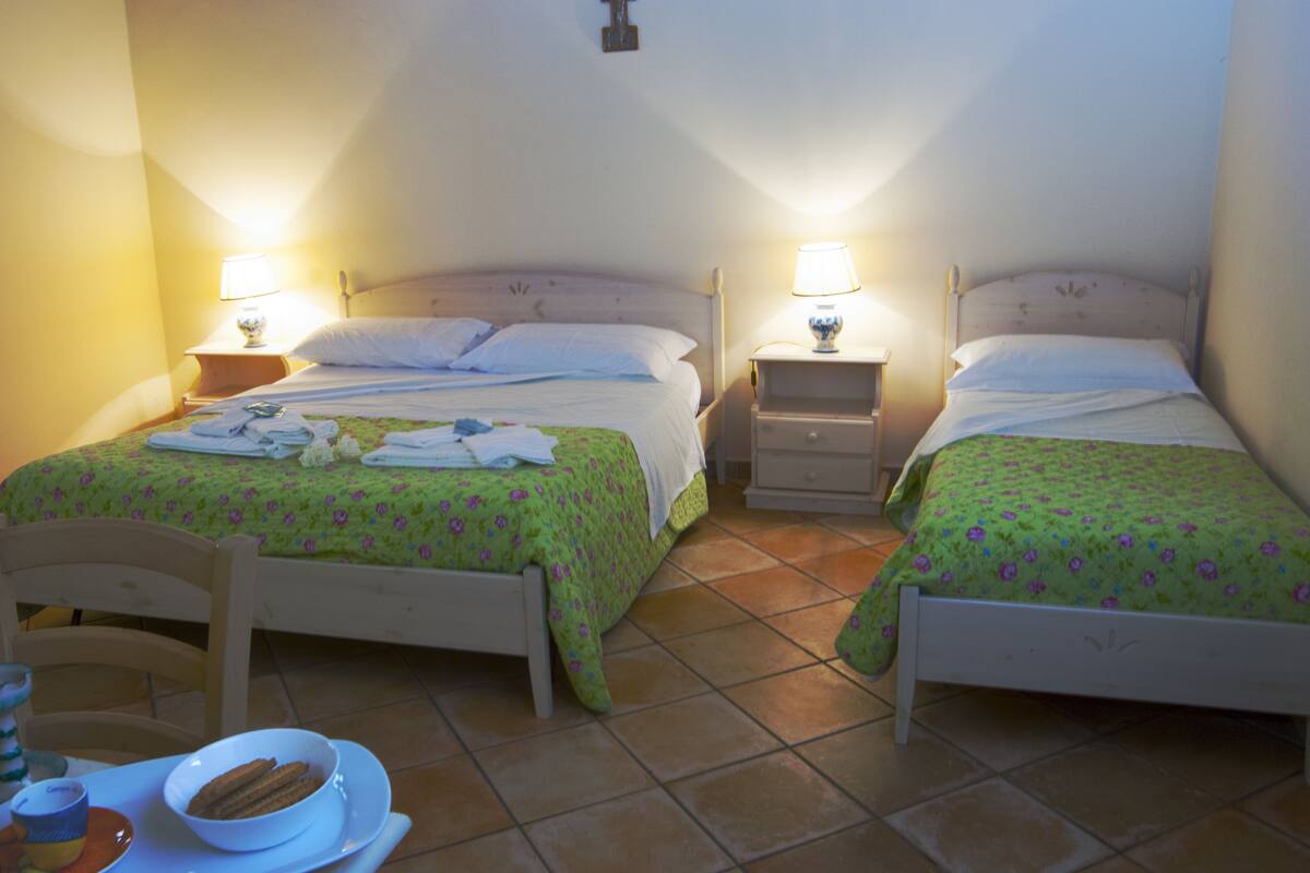 Habitación cuádruple económica | Escritorio, sistema de insonorización, cunas (de pago) y wifi gratis