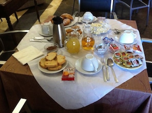 A breakfast table with croissants, pastries, and various condiments. - Agriturismo Al Casale (Ragusa)
