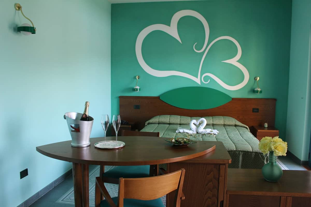 Quadruple Room | Minibar, in-room safe, individually decorated, soundproofing