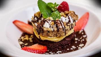 Un postre con chocolate y fresas en un plato.