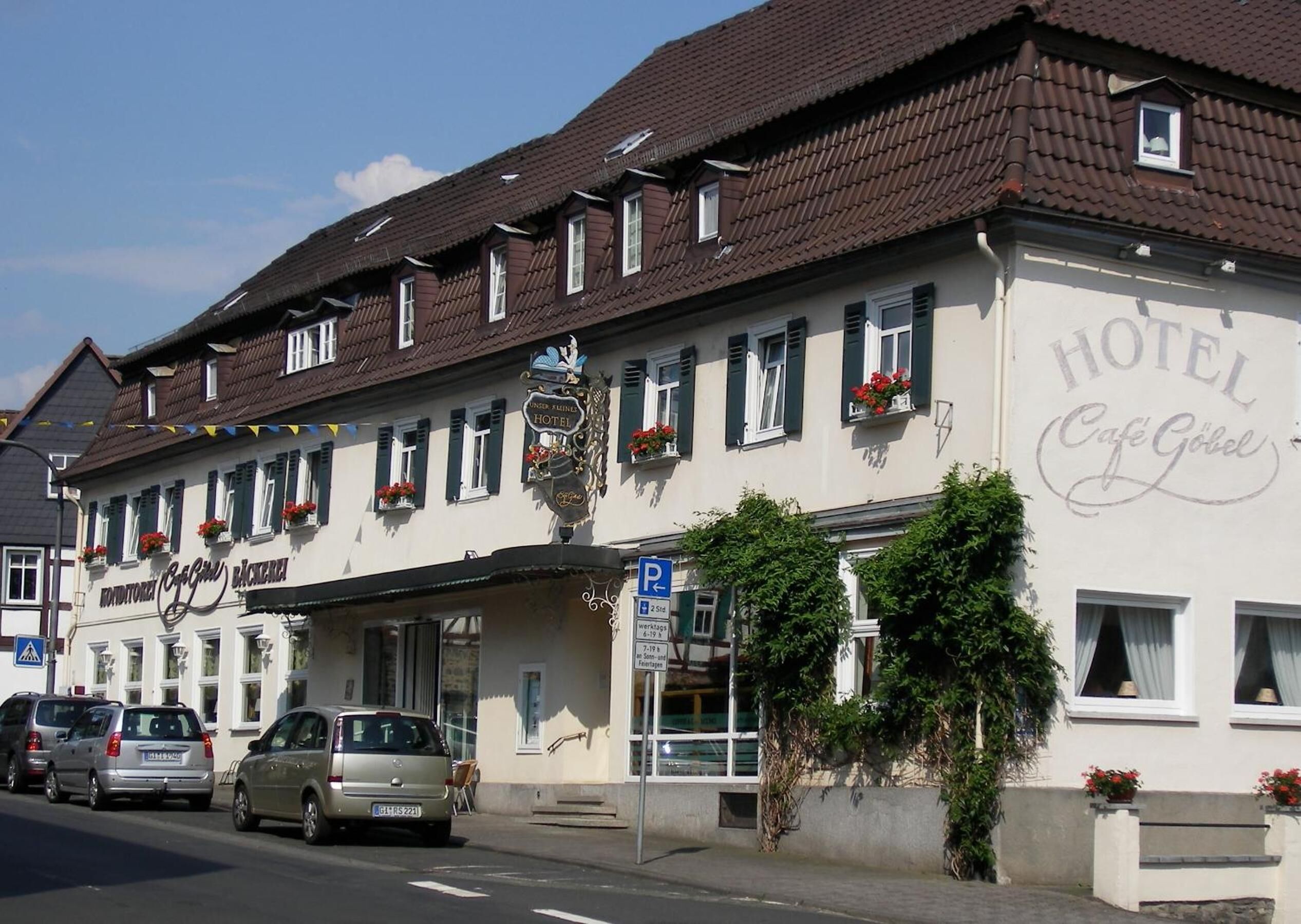 A hotel with a sign reading "HOTEL Café Gölz".