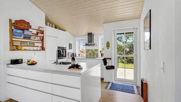 Køleskab, kogeplade, opvaskemaskine, kaffe-/temaskine