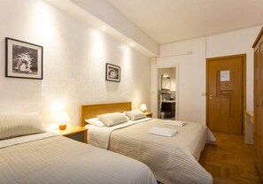 Luxury Room, Private Bathroom | 1 bedroom, free cots/infant beds, free WiFi, bed sheets - Kosher Bed&Breakfast La Casa di Eva (Rome)
