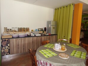 Petit déjeuner buffet compris