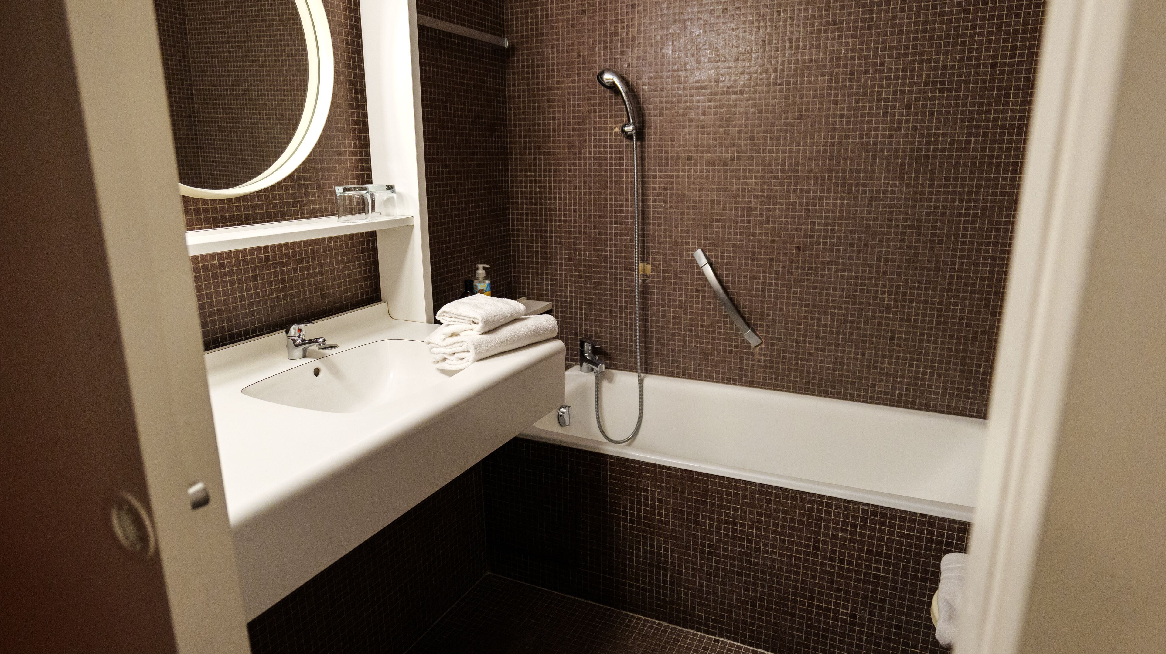 Superior Double Room | Bathroom | Free toiletries, hair dryer, towels