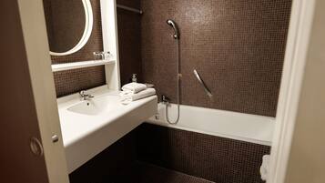 Superior Double Room | Bathroom | Free toiletries, hair dryer, towels