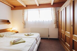 In-room safe, desk, laptop workspace, blackout drapes - Pension Baranek (Kaprun)