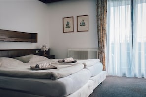 In-room safe, desk, laptop workspace, blackout curtains - Pension Baranek (Kaprun)