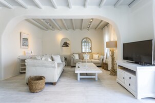 Casa de lujo, piscina privada, vistas al mar | Sala de estar