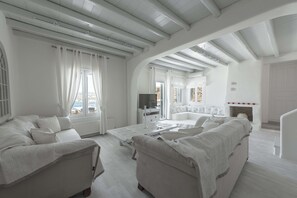 럭셔리 하우스, 전용 수영장, 바다 전망 | 거실 | 평면 TV