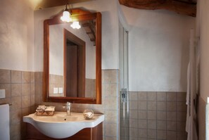 Suite | Bathroom | Shower, free toiletries, hair dryer, slippers - Affittacamere Valnascosta (Faedis)