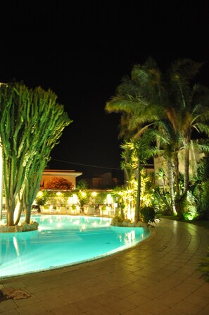 Piscina stagionale all'aperto, lettini