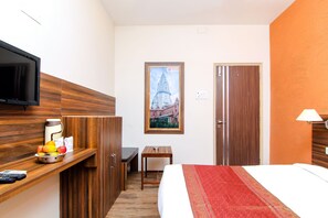Family Room | Egyptian cotton sheets, premium bedding, desk, soundproofing - Hotel R B International (Varanasi)