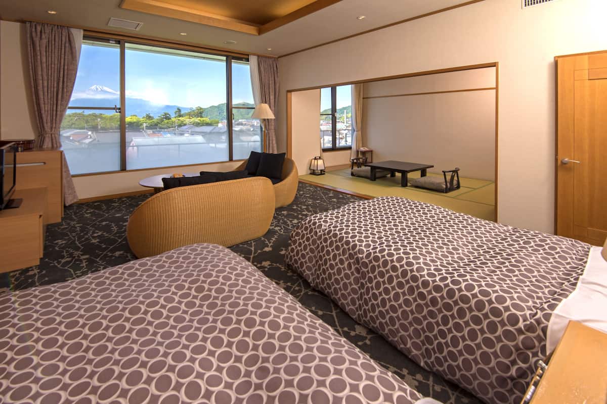 Quarto, vista para a montanha (Japanese Western Style, Fuji Mountain) | Cofres nos quartos
