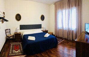 Standard Double Room, Shared Bathroom | Desk, soundproofing, free WiFi, bed sheets - Caminhouse (Padova)
