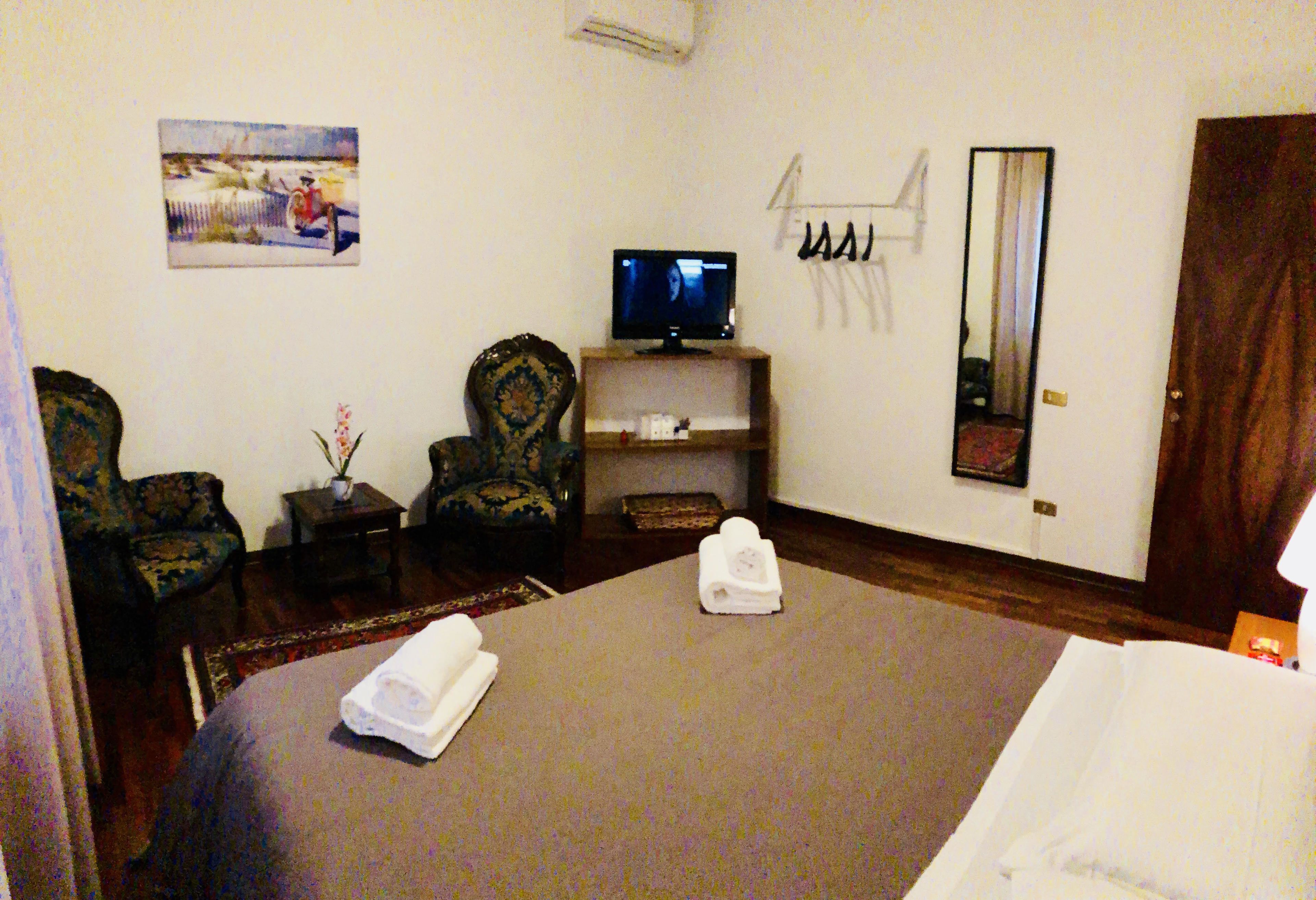 Standard Double Room, Shared Bathroom | Meja, kalis bunyi, Wi-fi percuma, cadar katil 