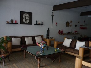 Fernseher, DVD-Player, Tischtennisplatte, Bücher