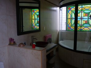 Duschwanne, Whirlpool, Haartrockner, Handtücher