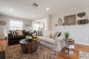 Fernseher, Kamin, Tischfußball