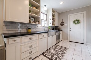 Fridge, microwave, oven, stovetop - The Aggie "Whoop" House!  Just Blocks from Texas A&M! (College Station)