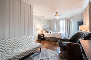 5 bedrooms, iron/ironing board, internet, bed sheets - The Aggie "Whoop" House!  Just Blocks from Texas A&M! (College Station)