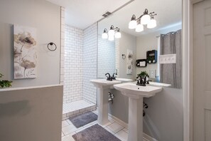 Combined shower/bathtub, hair dryer, towels, soap - The Aggie "Whoop" House!  Just Blocks from Texas A&M! (College Station)