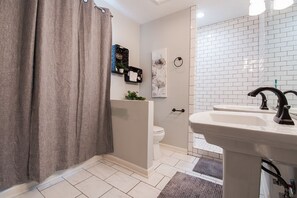 Combined shower/bathtub, hair dryer, towels, soap