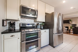 Fridge, microwave, oven, stovetop - The Aggie "Whoop" House!  Just Blocks from Texas A&M! (College Station)